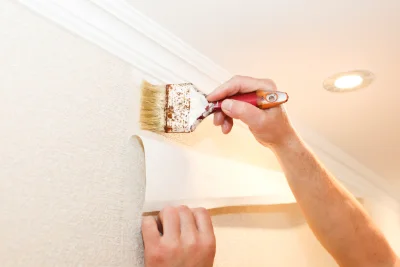 Pose de papier peint à Sigale — revêtements muraux et toiles de verre